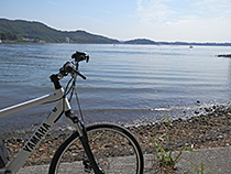 湖岸のサイクリング