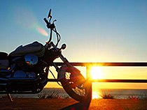 バイクと朝焼けの空