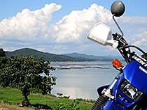 田舎道の空と海