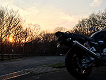 山と夕陽