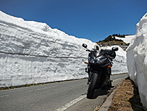 雪の回廊と愛車