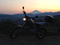 空もバイクもオレンジ