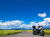 青空と続く道