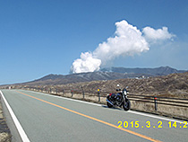 阿蘇の噴煙と春の陽光
