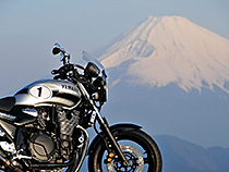 霞む富士にXJR