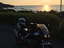 日本海の夕日と共に