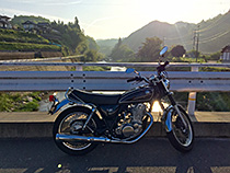 早朝の集落とSR