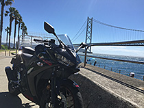明石海峡大橋と共に。
