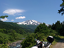 鳥海山を望む清流にて