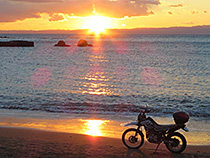 夕暮れの浜辺で