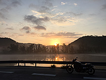 朝靄の日の出